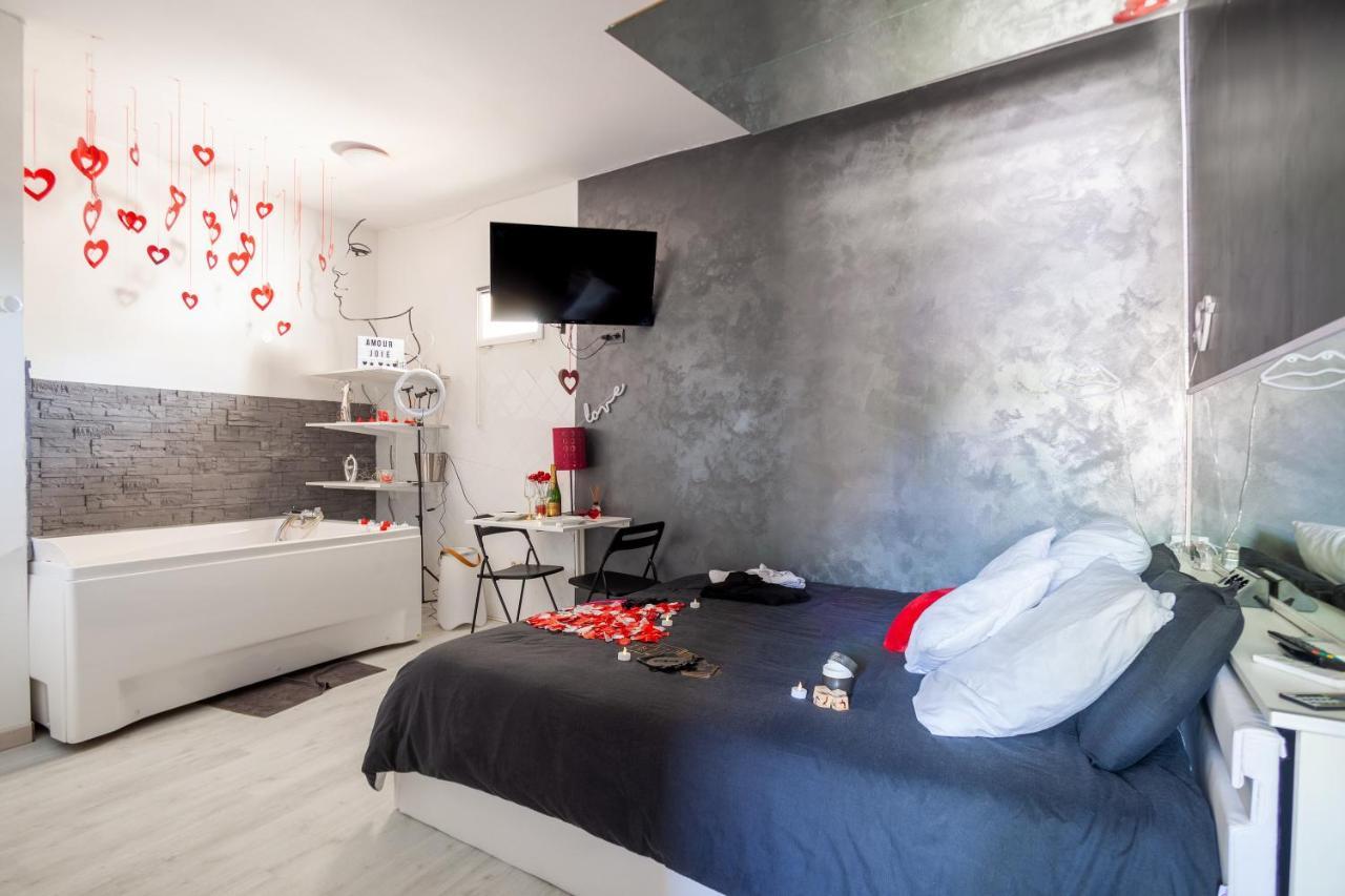 Love Room Avec Balneo Toulon Exterior foto
